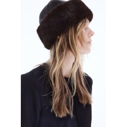 Gorro revestido con borde de pelo sintético